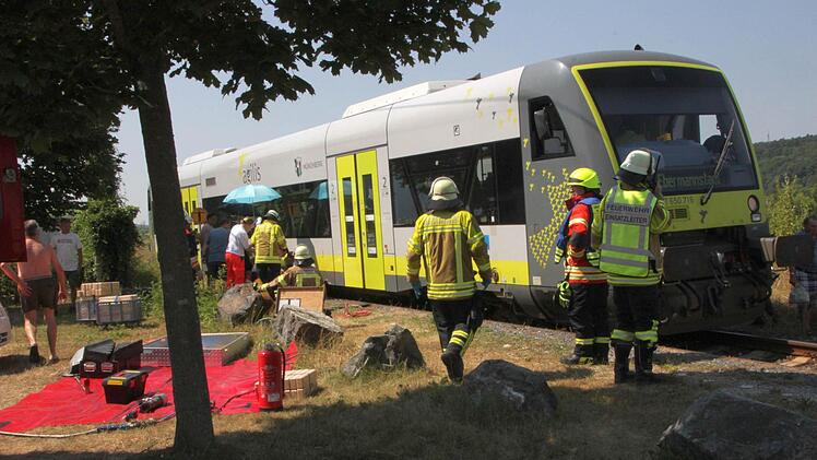 Fieberhaft kämpfen die Einsatzkräfte um das Leben des Unfallopfers. Foto: Josef Hofbauer
