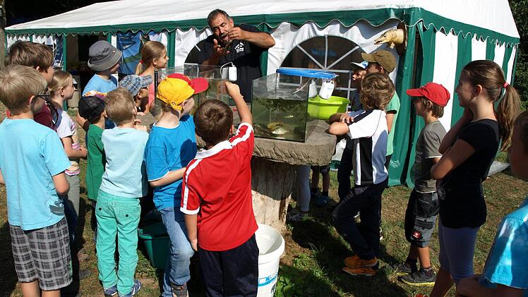 Vor dem Angeln Theorie und Fischkunde. In einigen Glasbehältern hielt Wolfgang Niemitz manche Überraschung parat. Vorsicht, der Krebs zwickt! Das bekamen manche Kinder zu spüren. Fotos: wo