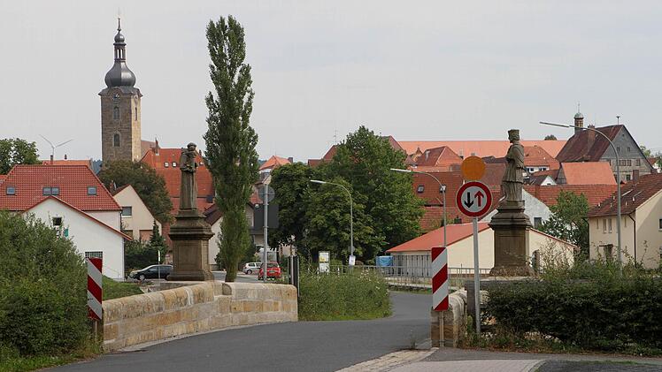 Die Einfahrt von Westen nach Ebern über die Steinbrücke an der Baunach.
