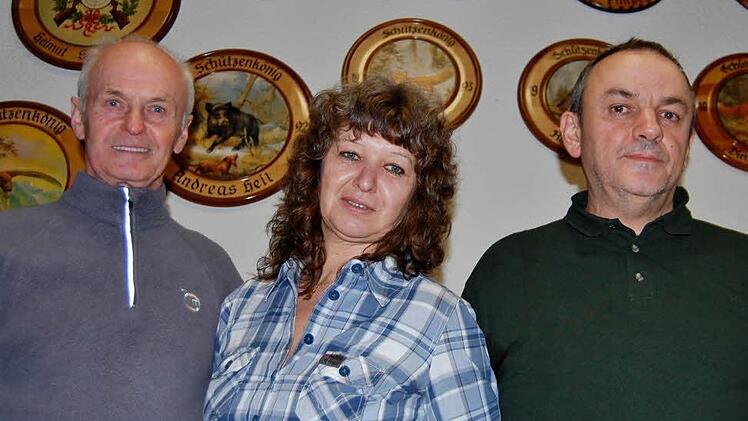 Karl-Heinz Borst (75, links), Monika Schmitt (55) und zweiter Schützenmeister Martin Unrath (52) wurden für 25-jährige Mitgliedschaft im Schützenverein geehrt