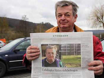 Anton Fleischer zeigt den Artikel aus dem "Hamburger Abendblatt": Der 61-Jährige strebt eine außerordentliche Mitgliederversammlung des Bundesverbands der Unfallopfer an, weil die Verbandspräsidentin wegen Veruntreuung von Vereinsgeldern angeklagt ist. Foto: Markus Reeh