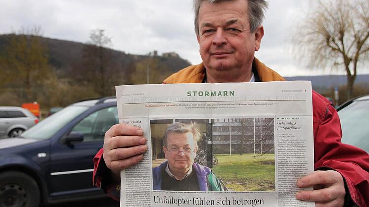 Anton Fleischer zeigt den Artikel aus dem "Hamburger Abendblatt": Der 61-Jährige strebt eine außerordentliche Mitgliederversammlung des Bundesverbands der Unfallopfer an, weil die Verbandspräsidentin wegen Veruntreuung von Vereinsgeldern angeklagt ist. Foto: Markus Reeh