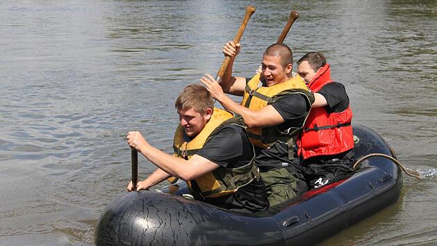 Drei Mann in einem Boot: Das Team "Kuyt&Friends" mit Christian Krapf, Raphael Schenk und Andreas Melber (von links) k&auml;mpft gegen Str&ouml;mung und Zeit. Fotos: Christiane Reuther