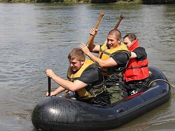Drei Mann in einem Boot: Das Team "Kuyt&Friends" mit Christian Krapf, Raphael Schenk und Andreas Melber (von links) k&auml;mpft gegen Str&ouml;mung und Zeit. Fotos: Christiane Reuther