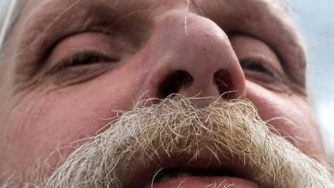 Der hat doch so'n langen Bart: Dietmar Schneider kommt aus Finsterberge, einem Ort, der so hei&szlig;t, wie eine Band auf dem Festival hei&szlig;en k&ouml;nnte. Er will durch Heavy-Metal jung bleiben und (be-)sucht das Neue in den Musikstr&ouml;mungen.  Fotos: Stephan St&ouml;ckel