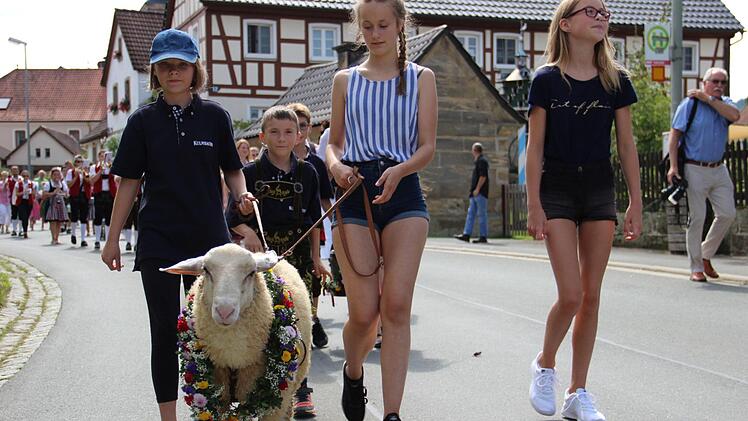 Zum ersten Mal führten Anika Häusler und Antonia Leopold mit Heml "Emil" den Festzug an. Alles klappte wie am Schnürchen.
