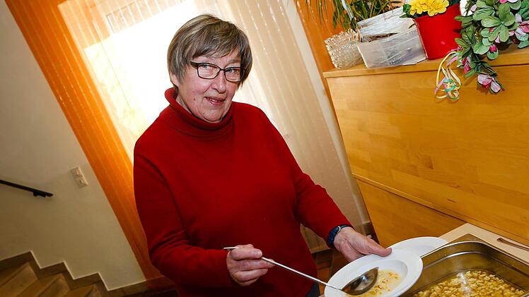 Heidi Seidel richtet die Teller für die Gäste an.
