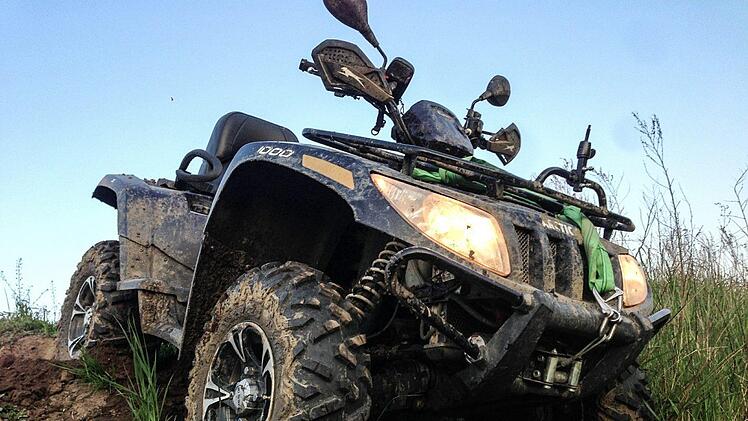 Mit Morsezeichen machte ein verunglückter Quad-Fahrer am Sonntagmittag im Ortsteil Uetzing auf sich aufmerksam, nachdem sich sein Kraftfahrzeug überschlug und er sich dabei schwer verletzte. Symbolfoto: pixabay.com