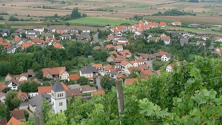 Zu Füßen des Schloßberges liegt das Winzerdorf Zell a. E. mit seinem markanten ortsbildprägenden Kirchturm