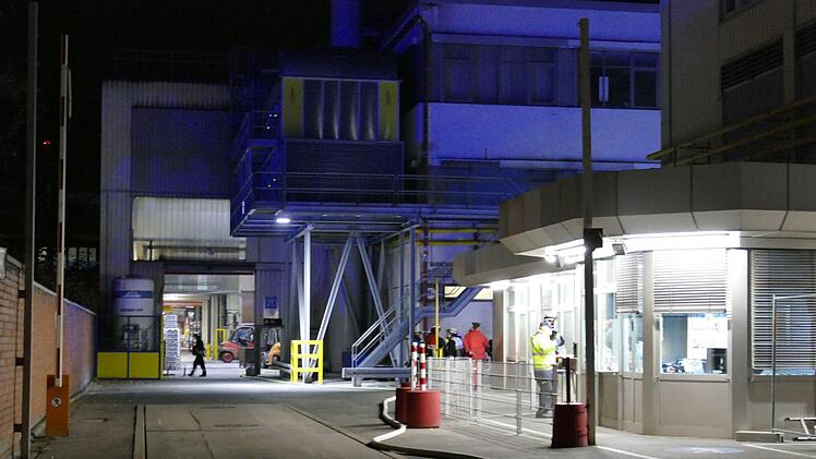 Im Eingangsbereich der Industriehalle in Nürnberg brannte ein Gabelstapler. Die Feuerwehr hatte mit dichtem Rauch zu kämpfen. Foto: NEWS5 / Oßwald