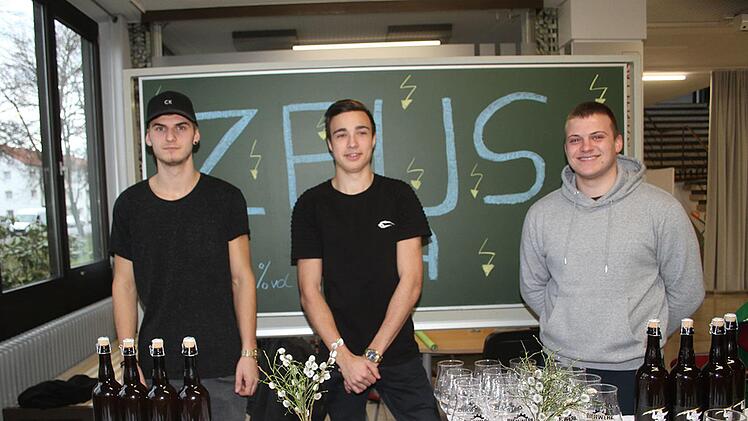 Ganz schön in sich hatte es das Bier mit dem Namen "Zeus". Verschlossen haben die Kreateure die Flaschen mit einem Naturkorken. Foto: Sonny Adam