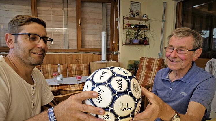 Sie feierten kürzlich am gleichen Tag ihren 80. und 50. Geburtstag; Klaus Thau (rechts) und Sohn Alexander. Der Fußball hat Vater und Sohn immer verbunden.
