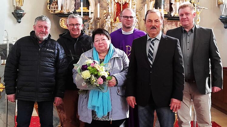 Hans-G&uuml;nther L&ouml;ffler, Georg Schramm, Erika Schneider, Pfarrer Pater Florian, Rudi Haber und der neue Kirchenpfleger Matthias Purucker (von links).