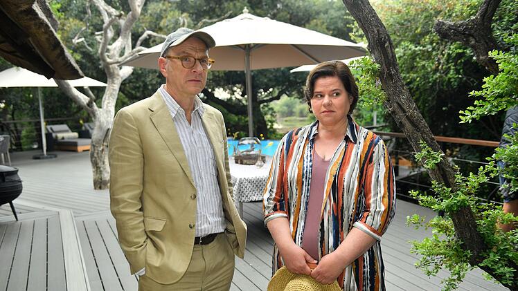 Wegen einer Notl&uuml;ge m&uuml;ssen Emilia Gronewald (Nadine Wrietz) und Oliver Stiller (G&ouml;rtz Schubert) so tun, als h&auml;tten sie sich ineinander verliebt. Klappt nur halbwegs gut.