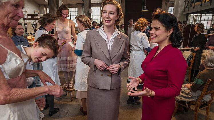 In Edith Schmidt (Luise Wolfram, Mitte) hat die Verlegerin eine verl&auml;ssliche Mitstreiterin gefunden.