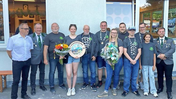 Die Sch&uuml;tzengesellschaft Ebermannstadt proklamierte ihre neuen K&ouml;nige (v.&nbsp;l.): Sch&uuml;tzenmeister Sven Wagner, Dritter Sch&uuml;tzenmeister Christopher Seitz, Roland Weidinger, Miriam Erl, Harold Edelmann, Markus K&ouml;ferlein, Sophia Schmitt-Hoe&szlig;, Florian Me...