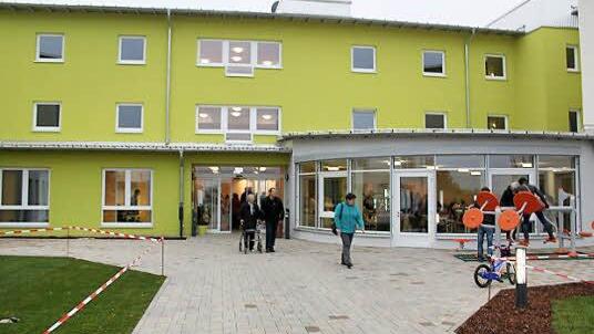 Das neue Wohnheim des BRK wurde am Tag der offenen Tür von vielen Besuchern besichtigt.