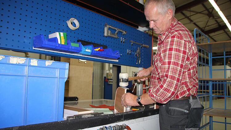 Peter Schönstein aus Schondra bearbeitet mit dem Hammer.