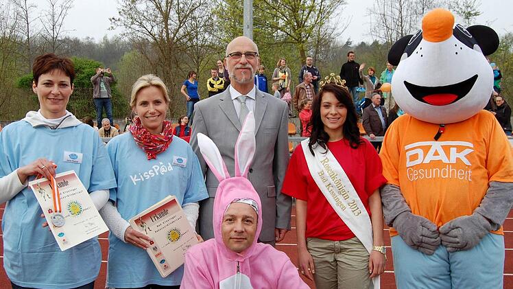 Zwei Damen vom Kissp@d-Team, Oberbürgermeister Kay Blankenburg, Rosenkönigin Anna-Lena Koch, Max der DAKs und der Hase (Matthias Haase) waren auch dabei