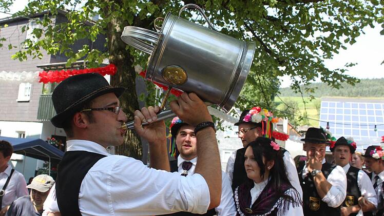 Das Bier gab's aus der Gießkanne. Foto: Veronika Schadeck