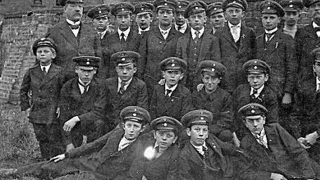 Viele Jugendliche formierten sich in Stockheim zur Jugendwehr. Das Bild entstand 1914 im Bereich der stillgelegten "Maxschachtgrube".