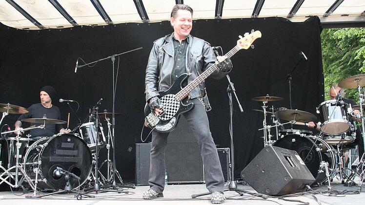 Die Berliner Gruppe "Der stille Kommandeur" hatte gleich zwei Schlagzeuger mitgebracht: Links trommelte Steve Hahn, rechts Markus Köstner. Dazwischen steht Bassist Christoph Frenz.  Foto: Stephan Stöckel