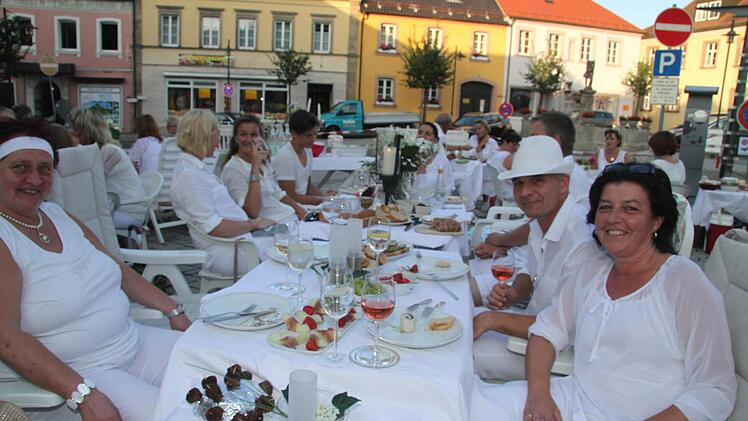 Antipasti-Glück auf dem Stadtsteinacher Marktplatz . Foto: Sonja Adam