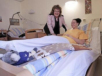 Victoria Hickling darf Probeliegen im Niederflurbett. Heimleiterin Lydia Kropfelder (links) freut sich über fünf solcher Betten.  Foto: Josef Hofbauer