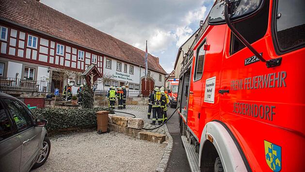 Schreckmomente in Jesserndorf: Die Feuerwehren r&uuml;ckten mit Gro&szlig;aufgebot an, weil ein Brand in der der Asylbewerber-Unterkunft gemeldet worden war. Foto: Ren&eacute; Ruprecht