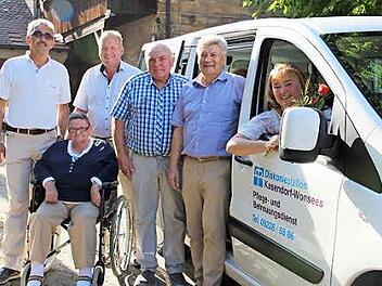 Siegfried Zillig, Marianne Ultsch, Klaus Amschler, Günther Pfändner, Hans-Dieter Groppweis und die Leiterin der Diakoniestation, Sabine Herold (von links), mit dem neuen Fahrzeug Foto: Katharina Müller-Sanke