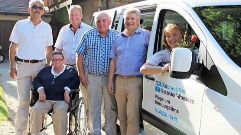 Siegfried Zillig, Marianne Ultsch, Klaus Amschler, Günther Pfändner, Hans-Dieter Groppweis und die Leiterin der Diakoniestation, Sabine Herold (von links), mit dem neuen Fahrzeug Foto: Katharina Müller-Sanke