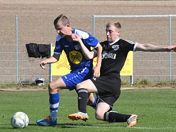 Die SG Oerlenbach/Ebenhausen II mit Alexander Zitzmann (rechts) bringt der SG Salz II/M&uuml;hlbach mit Markus Lehnert den ersten Punktverlust bei und kann so verhindern, dass sich Salz weiter an der Spitze der B-Klasse 3 absetzt. Foto: Hopf