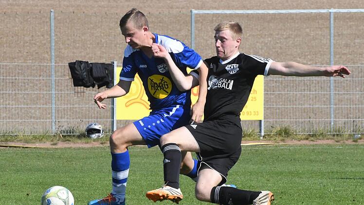 Die SG Oerlenbach/Ebenhausen II mit Alexander Zitzmann (rechts) bringt der SG Salz II/M&uuml;hlbach mit Markus Lehnert den ersten Punktverlust bei und kann so verhindern, dass sich Salz weiter an der Spitze der B-Klasse 3 absetzt. Foto: Hopf