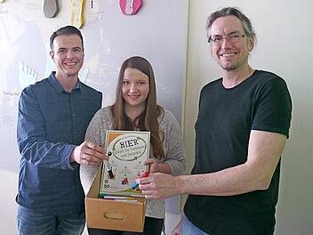 Eva Wetzel absolvierte eine freiwilliges ökologisches Jahr in der Umweltbildungsstätte Oberelsbach und sammelte in der Aktion "Stife recyceln" zehn Kilo ausgeschriebener Stifte. Mit ihr freuen sich über den Erfolg Geschäftsführer Bernd Fischer (links) und der Leiter der Umweltbildung Joachim Schneider (rechts).  Foto: Umweltbildungsstätte