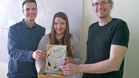 Eva Wetzel absolvierte eine freiwilliges ökologisches Jahr in der Umweltbildungsstätte Oberelsbach und sammelte in der Aktion "Stife recyceln" zehn Kilo ausgeschriebener Stifte. Mit ihr freuen sich über den Erfolg Geschäftsführer Bernd Fischer (links) und der Leiter der Umweltbildung Joachim Schneider (rechts).  Foto: Umweltbildungsstätte