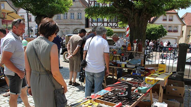 Auch die Tuaschbörse am Kirchplatz entwickelt so allmählich.Foto: Ralf Kestel