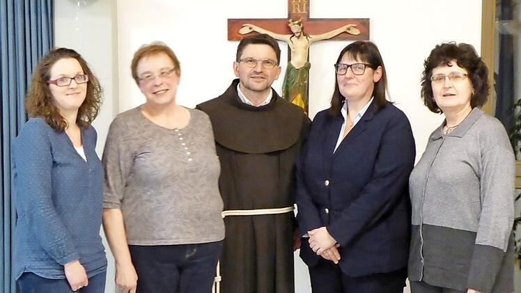 Der neue Vorstand des Pfarrgemeinderats Gößweinstein (v. l.): Stefanie Bezold, Heidi Hoffmann, Pfarrer Pater Flavian Michali, Kathrin Heckel und Hedwig Singer Foto: Thomas Weichert