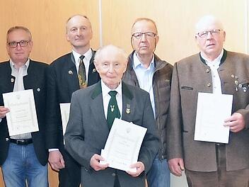 Für langjährige Mitgliedschaft wurden diese Waidmänner geehrt. Mit im Bild 1. Vorsitzender Bernhard Schmitt (r.), 3. Vorsitzender Matthias Kohlmann (l.) und 2. Vorsitzender Eckhard Schneider (3. v. l.) Fotos: Karl-Heinz Hofmann