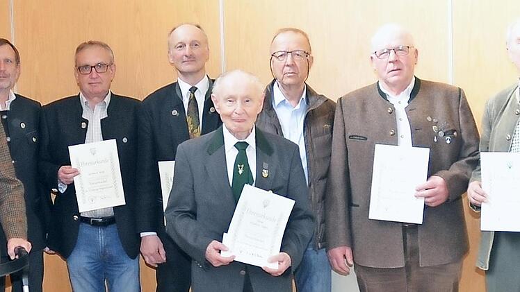 Für langjährige Mitgliedschaft wurden diese Waidmänner geehrt. Mit im Bild 1. Vorsitzender Bernhard Schmitt (r.), 3. Vorsitzender Matthias Kohlmann (l.) und 2. Vorsitzender Eckhard Schneider (3. v. l.) Fotos: Karl-Heinz Hofmann