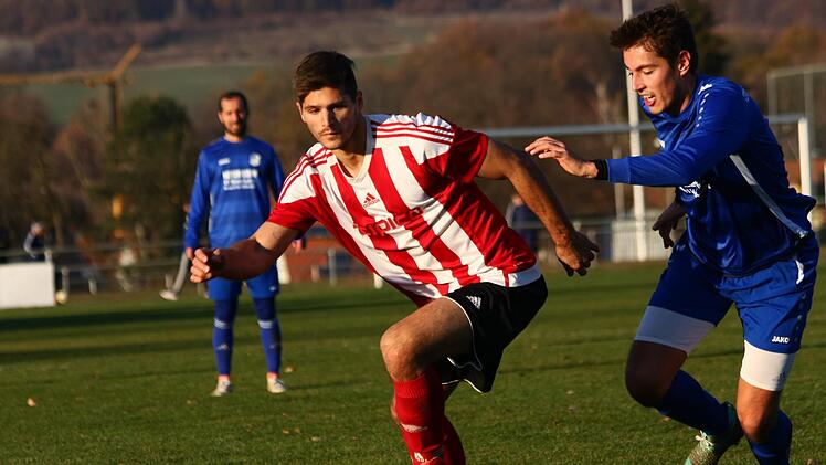 Der Eggolsheimer Tobias Seeberger (li.) und der Ebser Tobias Ziegler haben den Ball im Blick, Fotos: Stefan Stark