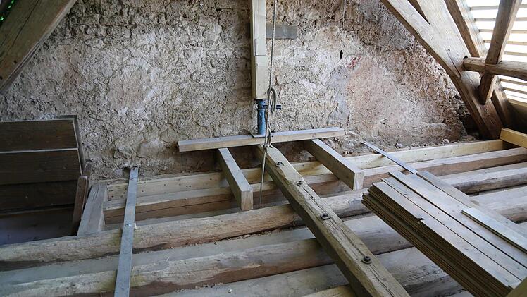 Die Holzdecke wird mit Eisenbändern mit dem Mauerwerk verbunden. Foto: Franz Galster