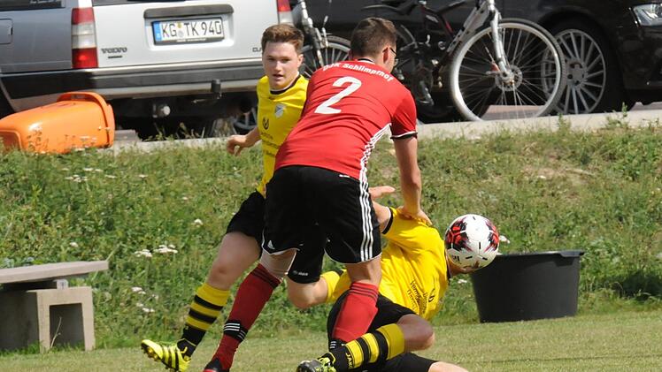 Ball schluckt Kopf: Szene aus dem Spiel der DJK Schlimpfhof (in rot) gegen die SG Hassenbach (0:7). Foto. ssp