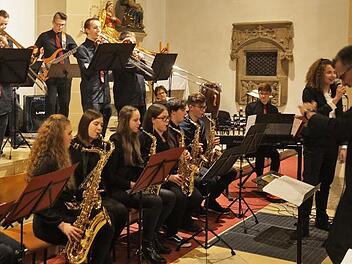 Wieder einmal ein echter Höhepunkt war der klanggewaltige und mitreißende Auftritt der Big Band des Frankenwald-Gymnasiums unter der Leitung von Ralf Probst. Unterstützt wurde die Big Band auch vom einfühlsamen Gesang Chiara Mitters. Foto: Matthias Schneider
