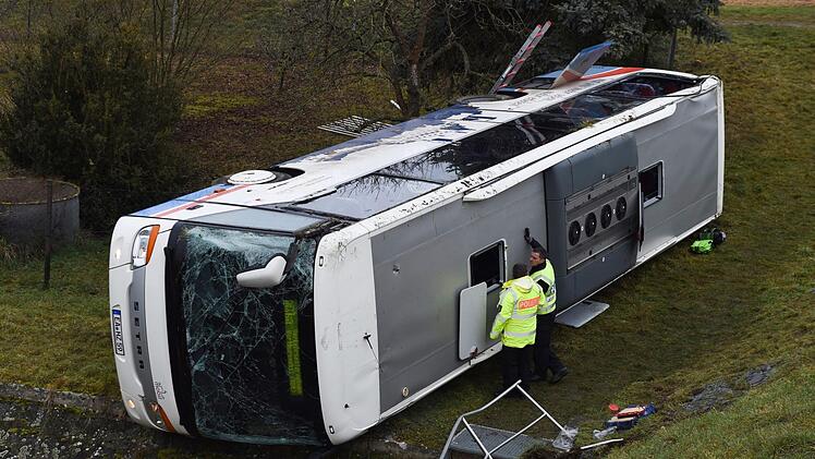 In Th&uuml;ringen hat sich ein Schulbusungl&uuml;ck ereignet. Symbolfoto: Swen Pf&ouml;rtner/dpa