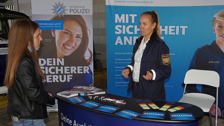 Beratung: Zwei Dutzend Ansprechpartner von den verschiedensten Dienststellen standen bereit, um die vielfältigen Fragen zu beantworten.