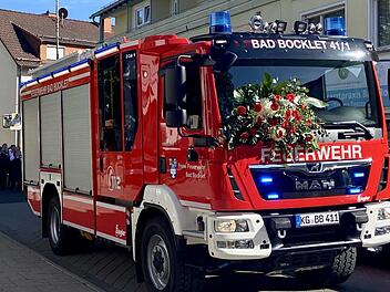 Festlich geschm&uuml;ckt, das neue L&ouml;schgruppenfahrzeugs 20 (LF20) in Bad Bocklet.