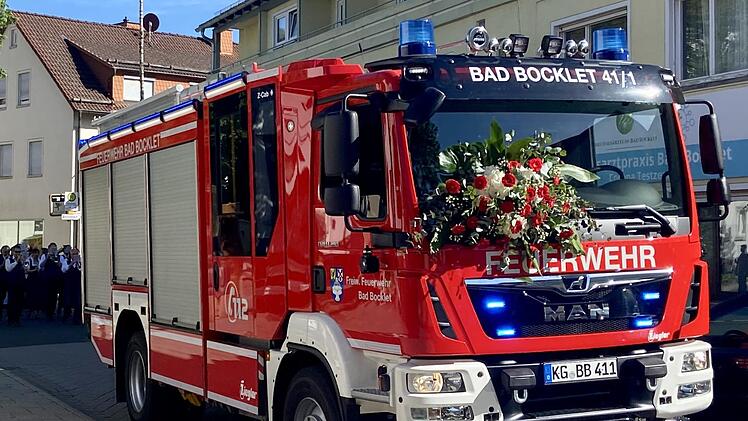 Festlich geschm&uuml;ckt, das neue L&ouml;schgruppenfahrzeugs 20 (LF20) in Bad Bocklet.