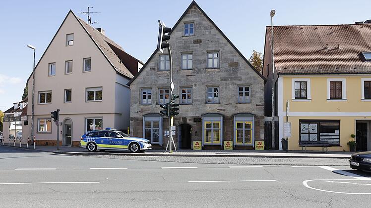 Erlangen: Bewaffneter &Uuml;berfall auf Lottogesch&auml;ft - Polizeihubschrauber und Hundestaffel im Einsatz