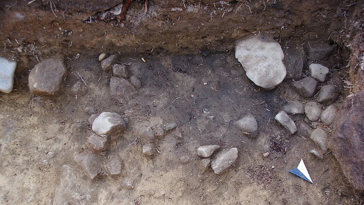 Archäologen finden bisher verborgene Stelle in Franken - hier lebte jemand mit "Macht und Reichtum"