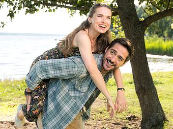 Nora (Zoe Moore) und Samu (F&eacute;lix Herzog) kommen sich Jahre nach ihrer unsch&ouml;nen Trennung wieder n&auml;her.